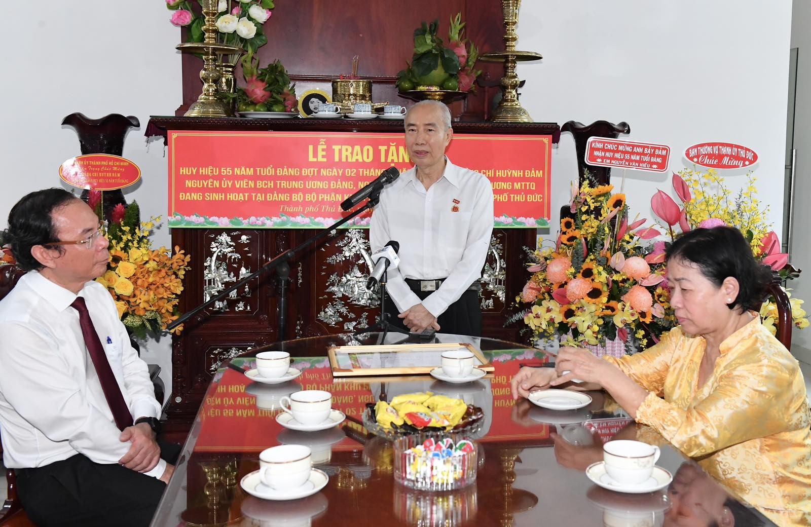Đồng chí Huỳnh Đảm phát biểu tại buổi lễ nhận Huy hiệu 55 năm tuổi Đảng (Ảnh: Việt Dũng).